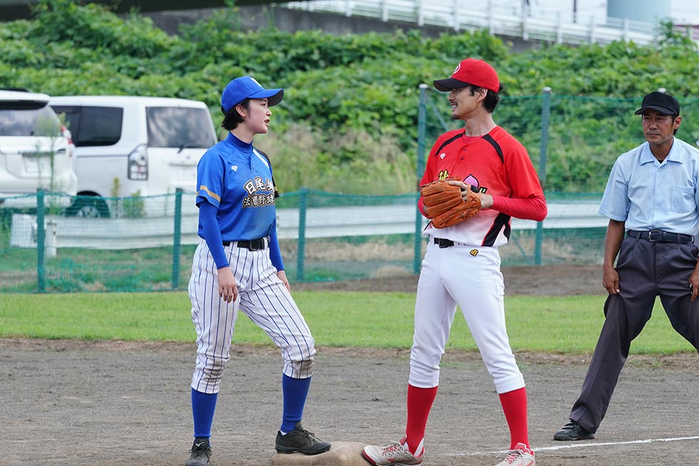 映画『イチケイのカラス』で、入間と坂間は地元の野球チームでも激突する