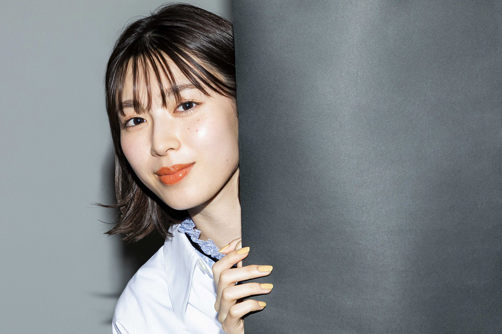 白石が演じるのは自己紹介が苦手で人見知り…:日経クロストレンド