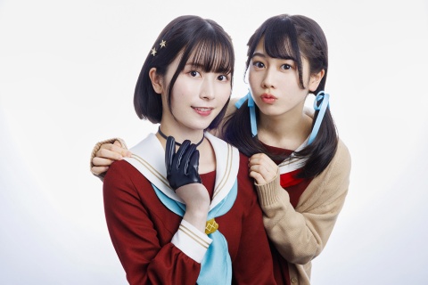 ユニット紹介/DOLLCHESTRA メンバーは1年生の村野さやか(CV.野中ここな、写真右)、2年生の夕霧綴理(CV.佐々木琴子、写真左)。ぼーっとしており、独自のセンスを持つ綴理と、綴理につっこみを入れつつ軌道修正をはかる、真面目で純粋なさやかのやりとりも面白いユニット。ともに芸術的な才能に優れ、ステージでは別の表情を見せる