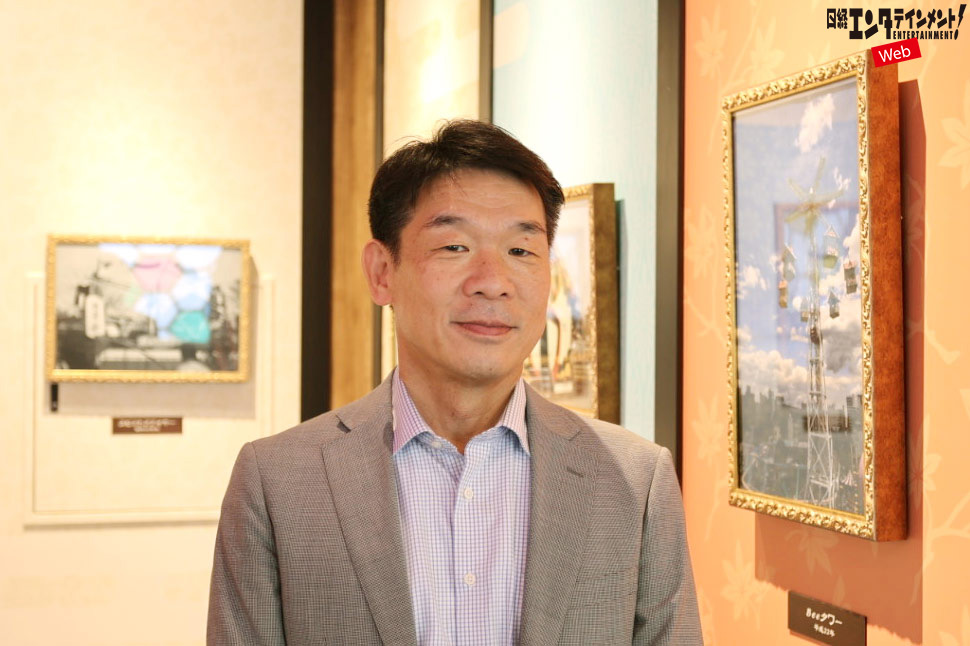 新たにオープンしたエリアに立つ西川社長。…：日経クロストレンド