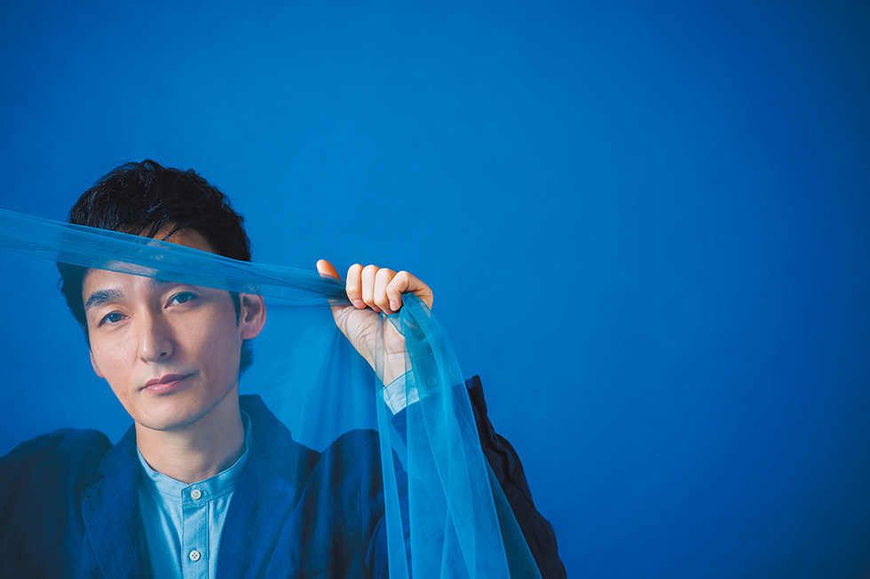 主演作『新幹線大爆破』がヒット 「天才」と称される俳優・草彅剛の