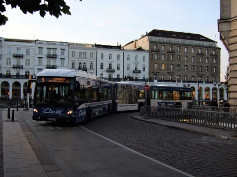 旧市街地の狭い道路でも3連節バスが運行するドイツのハンブルク。外見からはどの民間事業者か分からないよう都市圏で統一された色やロゴを採用（写真／著者撮影）