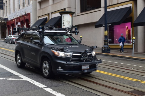 サンフランシスコのダウンダウンを走行中のZooxの車両（写真中央、写真提供／計量計画研究所・和泉氏）