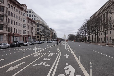 米国の首都ワシントンDC。連邦議会議事堂の正面に続く道路の中央が自転車道に生まれ変わった（写真／筆者撮影）