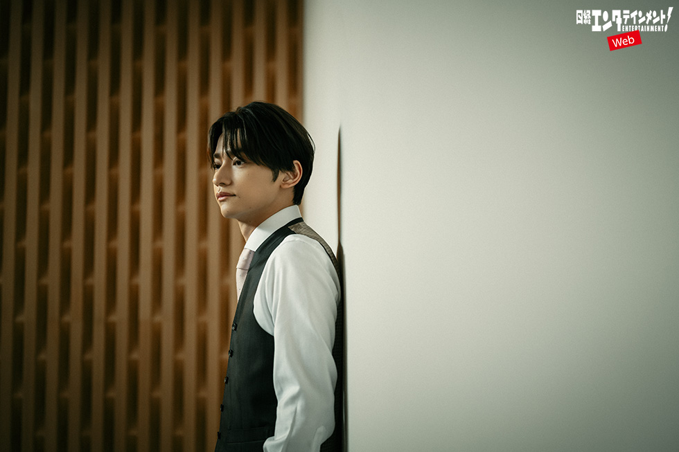 SKY-HI（写真／上野裕二　ヘアメイク／椎津 恵）