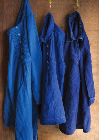 「染めなおした服」では3色の藍色が使われる