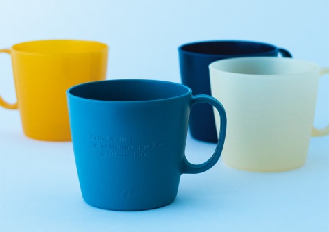 Long Life Plastic Projectの発足に合わせて発売した「プラスチックマグカップ」。カップの容量は500ミリリットル(満水)と少し大きめ。耐熱温度は140度で電子レンジでも使える。植物由来のエコ素材「バイオノボン」を添加剤に使用している