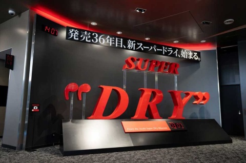 黒い扉をくぐり館内に入ると、まず目に飛び込むのが真っ赤な「SUPER DRY」の文字。ブランドのロゴを立体化した巨大なオブジェは人気の撮影スポットでもある