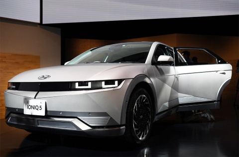 現代自動車が日本で販売を始める電気自動車(EV)の「アイオニック5」=2月、東京・大手町
