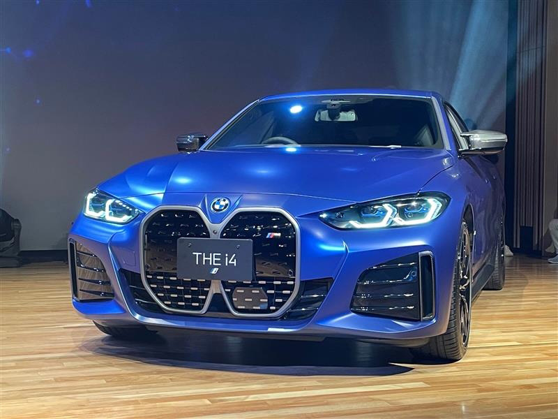 クーペタイプの電気自動車（EV）の「BMW i4」