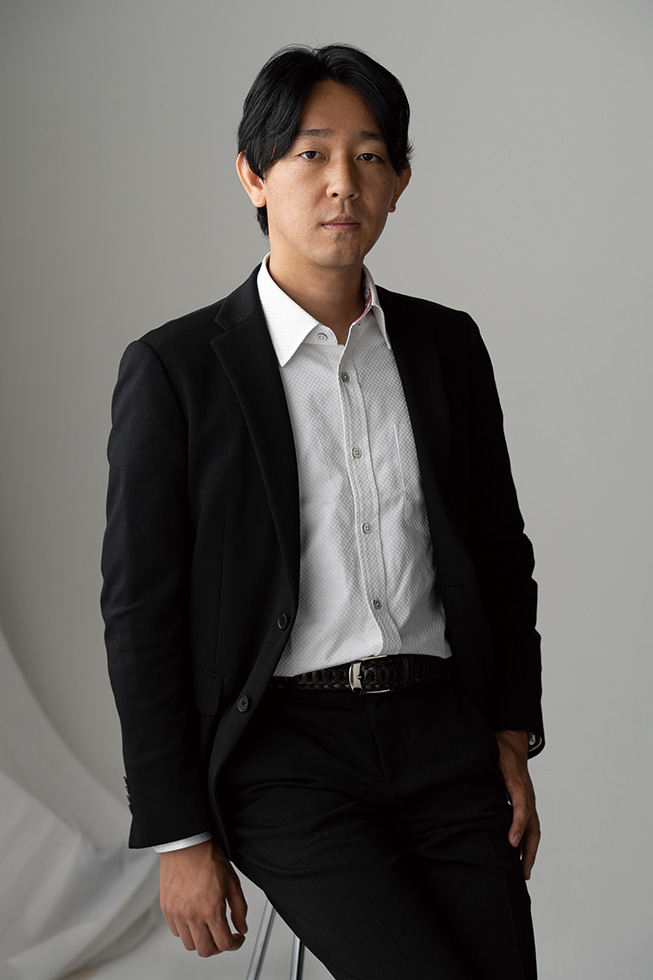 塩田武士『朱色の化身』 数々の証言から立ち昇るある女性の真実
