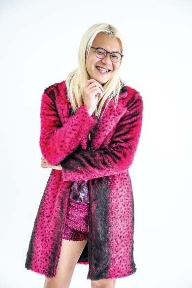 ピン芸人zazy リズムとイラストで新境地 転機は松任谷由実に 日経クロストレンド ピン芸人zazy リズムとイラストで新境地 転機は松任谷由実に 日経クロストレンド