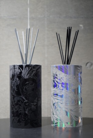 ディフューザー／米山 舞　米山舞のテーマは「インテリア」。部屋に見立てた展示空間に、円筒の紙管で作られたディフューザー（写真）や刺繍を施したタペストリー、LED照明などが並ぶ
