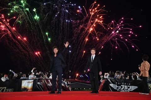横浜港の大さん橋で催されたイベントでは最後に花火が打ち上がった。トム・クルーズ（左）とプロデューサーのジェリー・ブラッカイマー（右）