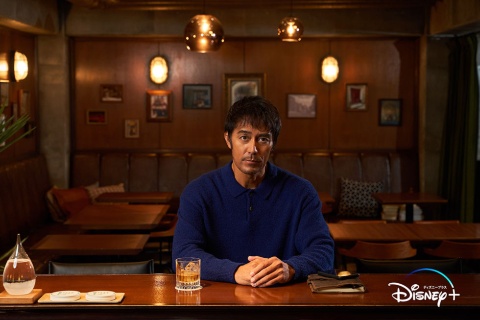 『すべて忘れてしまうから』配信ドラマ初主演となる阿部寛が演じるのは、ミステリー作家“M”。5年間付き合い、ささいなことでケンカをしていた恋人“F”が疾走。次第に明らかになるFの秘密とは…? (C) 2022 Disney