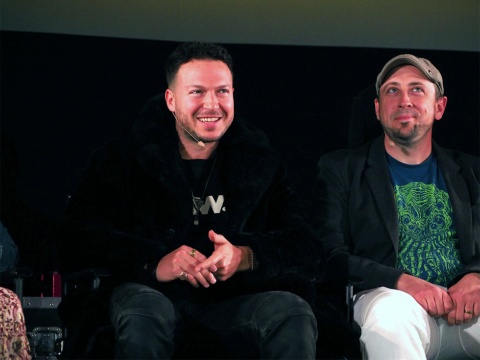 Web3向け音楽の事業を手掛けるミュージシャンのジェイ・ストーラー氏（左）