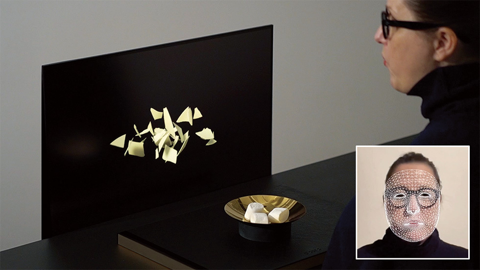 海外拠点の先行開発の一例。「Crispy Marshmallow」はセンサーと音響技術の組み合わせ。人がマシュマロを口に入れ、かむ動作に合わせて、ポテトチップスを食べているときの音を流す。マシュマロなのにポテトチップスを食べるような不思議な感覚になるという