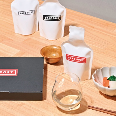 ポストに届く日本酒のサブスク「SAKEPOST」。毎月、新潟の地酒3銘柄が自宅のポストに届く。各銘柄の酒は100ミリリットルずつオリジナルパウチに入り、飲み比べを楽しめる。ロゴやパッケージは自社でデザインした。運営はグループ会社であるFERMENT8（新潟県長岡市）が担当している