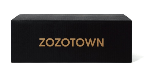 ZOZOTOWNで購入した際に通常送られてくる「黒いZOZO箱」。20年8月時点では花火箱と外観は全く同じだった