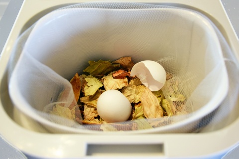 パリパリキューで生ごみを乾燥させると、腐敗と悪臭の発生を防ぐうえに、量が大幅に圧縮される