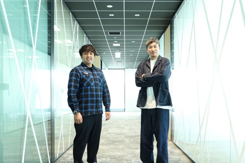 KDDI事業創造本部副本部長の中馬和彦氏(右)と、「cluster」を運営するクラスター取締役COOの成田暁彦氏(左)。写真/中村嘉昭