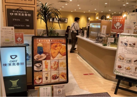上層階にあるテナントの喫茶店では「青いクリームソーダ」など、レトロブームを意識したメニューも用意している