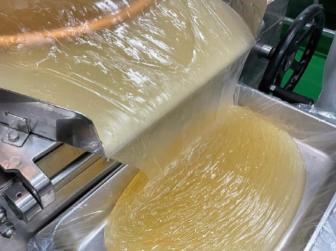 調理時の製造工程や温度管理などで品質を一定に保つため、定番商品はセントラルキッチンで製造したものを各店舗へ配送。店は10坪程度で十分といい、新規出店もしやすくなっている