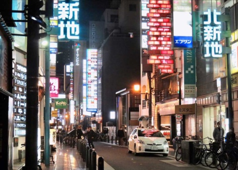 夜10時20分の大阪・北新地。人通りがまばらだ