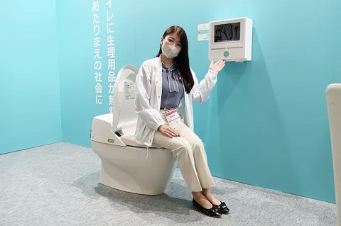 トイレに設置されたデジタルサイネージ。利用者が自然と目に触れやすいようになっている
