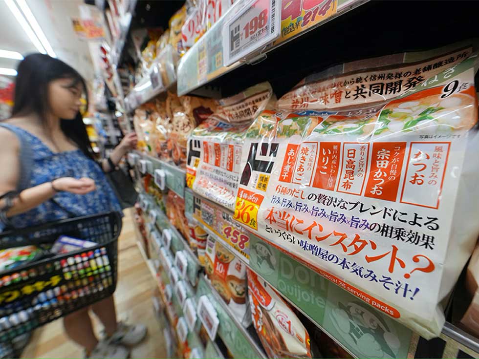 ドンキのPB、商品名300字超え 店頭で魅了する3段階の視線誘導：日経クロストレンド