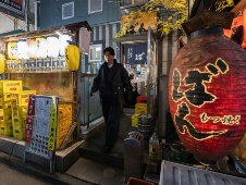 もつ焼き「ばん」人気の謎 坪単価2倍、“狭いほどいい”理由