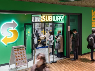 セルフレジにスキマバイト… 63カ月増収のサブウェイに4つのワタミ流