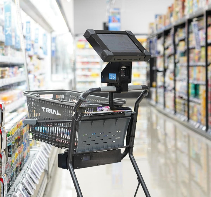 トライアルの店舗では、来店者ごとにアプローチできる決済機能付きの買い物用カートを活用している