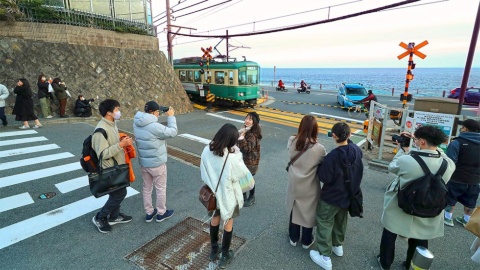 スラムダンクの“聖地”、鎌倉高校前駅そばの踏切にはアジアからのファンも多く訪れる（神奈川県鎌倉市）