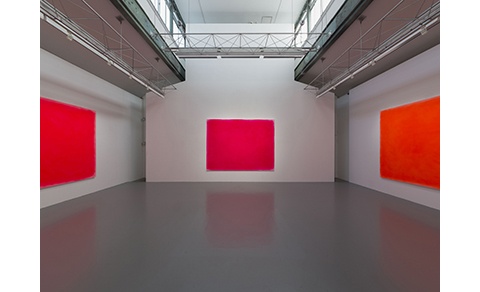 李禹煥『風景I, II, III』 1968/2015年/スプレーペイント、キャンバス/個人蔵(群馬県立近代美術館寄託)photo:Nobutada Omote/展覧会冒頭を飾るのはごく初期の連作。巨大な蛍光塗料に塗られた画面に囲まれると、視覚がかく乱されるように感じる