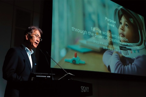 2019年9月開催の「Sony Technology Day」に登壇したソニーグループ会長兼社長CEO（最高経営責任者）の吉田憲一郎氏。スピーチの最初と最後に触れるなど、パーパスを強調した（写真／つのだよしお／アフロ）