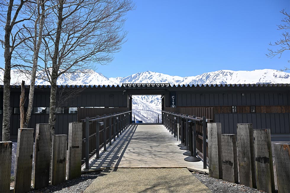 「HAKUBA MOUNTAIN HARBOR（白馬マウンテンハーバー）」へと続く橋。あの入り口を抜けるとどんな絶景が待っているのかと胸が高鳴る。施設内の「THE CITY BAKERY （ザ・シティ・ベーカリー）」は信州では初出店
