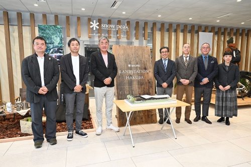 19年11月8日、東京・渋谷のSnow Peak Tokyo HQ3で開催されたランドステーション白馬の記者発表会の参加者。写真左から白馬観光開発(当時)の和田寛社長、白馬村観光局の福島洋次郎事務局長、建築家の隈研吾氏、スターバックス コーヒー ジャパンの水口貴文最高経営責任者、石かわグループの石川秀樹代表、スノーピークの山井太社長(現会長)、同社山井梨沙副社長(現社長)