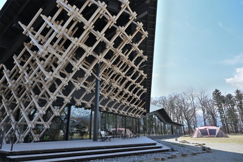 ランドステーション白馬は建築家の隈研吾氏が設計したことでも知られる