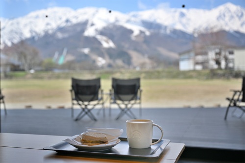 施設内にある「スターバックス コーヒー スノーピークランドステーション白馬店」の店内からは、ゆったりした気分で白馬三山の景観が楽しめる