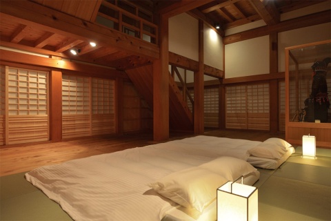 藩主の居所として使われていた天守2階吹き抜けの板張りの部屋は、一般拝観時は板張りとなっているが、宿泊のときだけは畳を敷き、寝室となる。建築にくぎは一切使われておらず、日本古来の伝統工法で建てられた