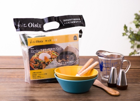 主菜と副菜の2品を料理できるミールキットが人気。人数分の野菜や肉、調味料などがセットになっている