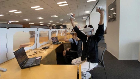 VRヘッドセットを装着し、アバターを操作する様子（写真／ビームス）