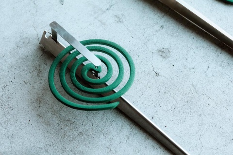 ペグ型蚊取り線香ホルダー「カサス(KASATH)」。Amazonなどでの一般販売価格は3828円(税込み)