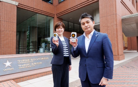 サッポロビール本社前で行われた撮影。現在のマーケティング責任者(左)と、大人エレベーター放映開始当時の仕掛け人(右)。「サッポロ生ビール黒ラベル」が掲げるコアコンセプトがあることで、月日が過ぎ担当者が変わっても、軸をぶらさずにマーケティング活動を行うことができるという