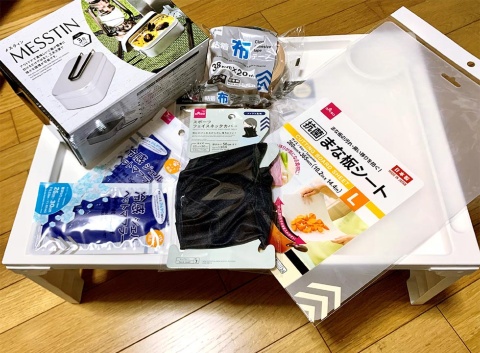 自宅に届いたダイソーの商品。店舗から持ち帰るのが面倒なテーブルなどが配送されるのは嬉しい