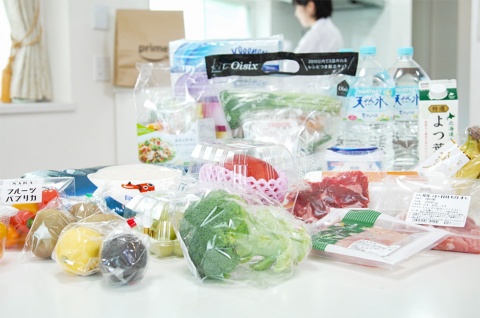 日本のネットスーパー事業で扱う商品は、特に消費期限が短いものが多い。そのためパッキングも、鮮度を保つことを最優先した工夫がされている