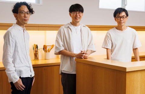 200万ダウンロードを突破した「北欧、暮らしの道具店」のアプリ。実は当初、運営するクラシコムの代表である青木耕平氏(写真中央)は、必要性をあまり感じていなかった。ではなぜ開発に進んだのか、そして愛されるアプリはどのようにして生まれたのか、青木氏と開発のキーパーソンである村田省吾氏(写真右)、廣瀬健氏(写真左)に聞いた