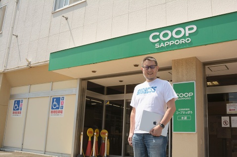 コープさっぽろの非常勤CIO 長谷川秀樹氏。14年間勤めたアクセンチュアを退職し東急ハンズに入社後、開設以来赤字続きだった通販事業の立て直しを図るため、5つの改革を実行。2年目にして黒字化に成功した