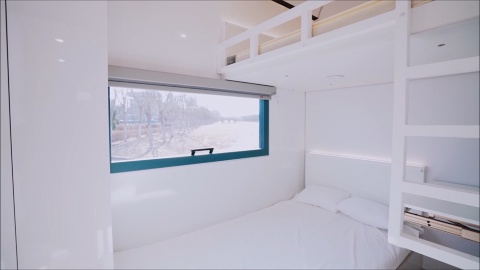 2つあるベッドルームは住宅内の左右に振り分けた間取りになっているので、プライバシーは保たれる